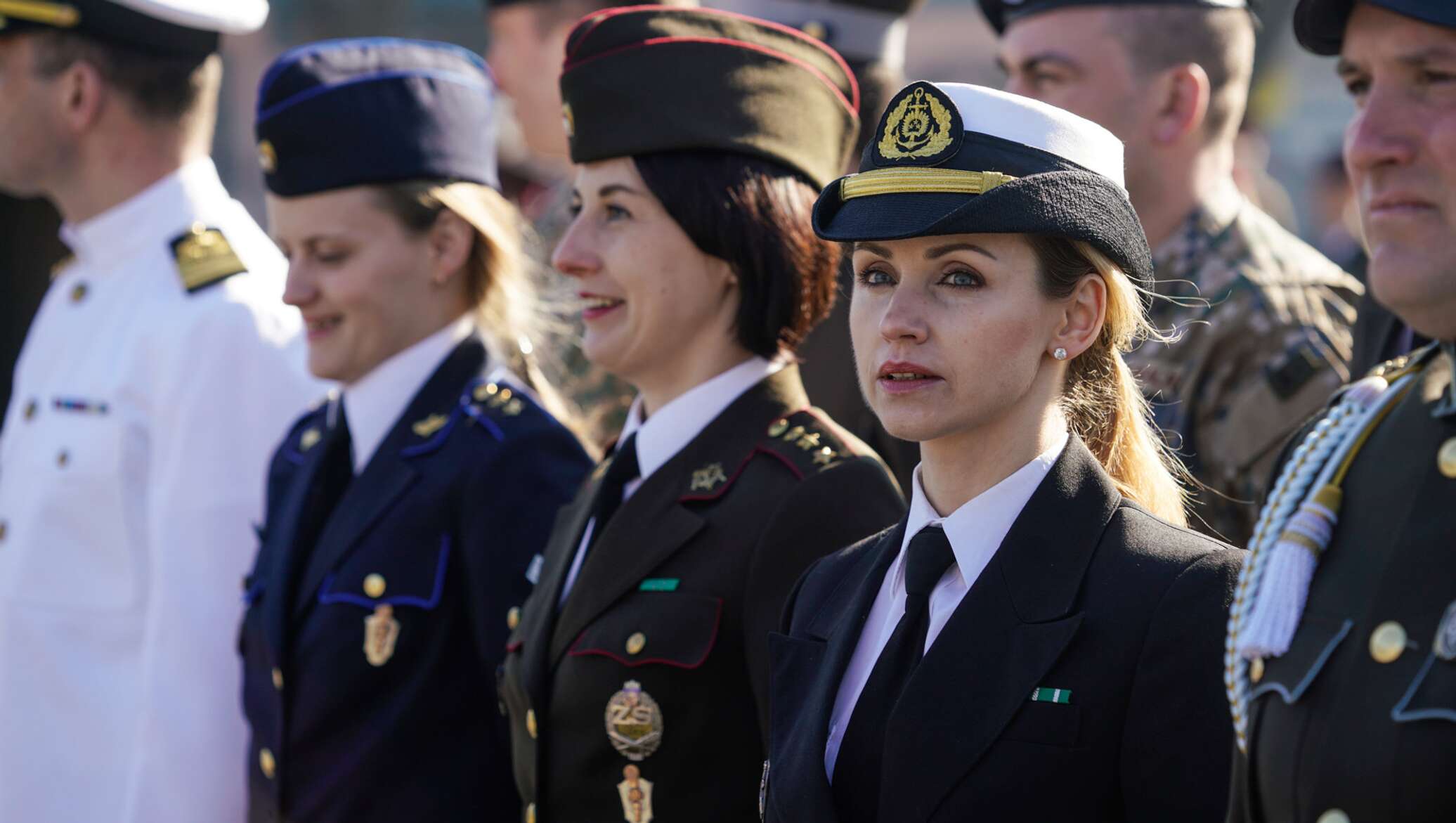 Женщина нато. Женщины в армии Латвии. Женщина солдат. Женщины солдаты стран НАТО. Женщины в форме НАТО.