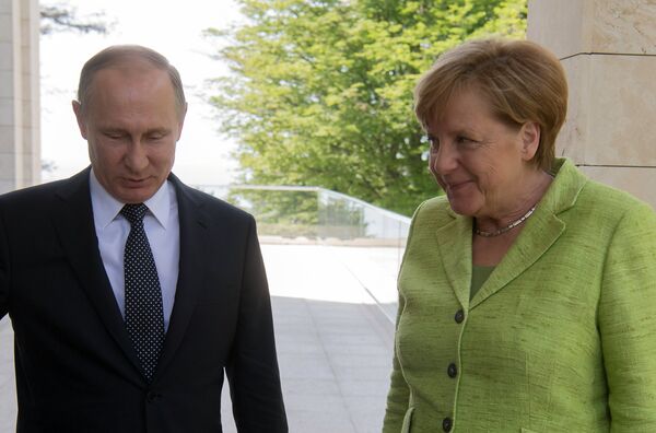 2 мая 2017. Президент РФ Владимир Путин и федеральный канцлер ФРГ Ангела Меркель во время встречи. 2 мая 2017. Президент РФ Владимир Путин и федеральный канцлер ФРГ Ангела Меркель во время встречи. - Sputnik Латвия