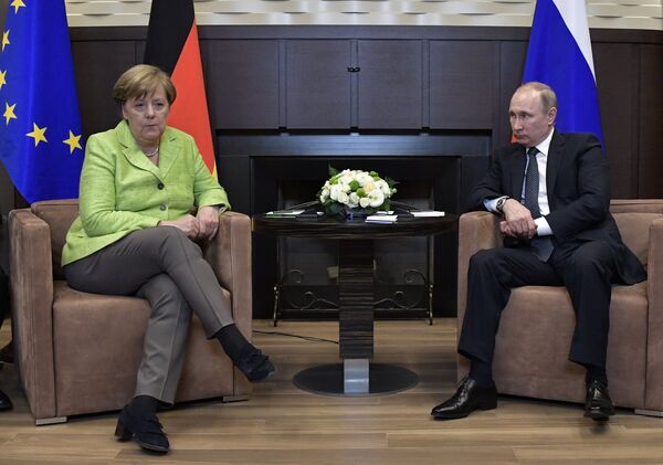 2 мая 2017. Президент РФ Владимир Путин и федеральный канцлер ФРГ Ангела Меркель во время встречи 2 мая 2017. Президент РФ Владимир Путин и федеральный канцлер ФРГ Ангела Меркель во время встречи - Sputnik Латвия
