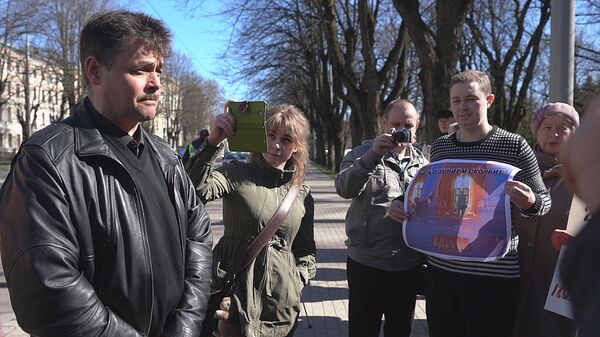 Мы помним, мы скорбим: в Риге почтили память жертв пожара в Доме профсоюзов в Одессе - Sputnik Латвия