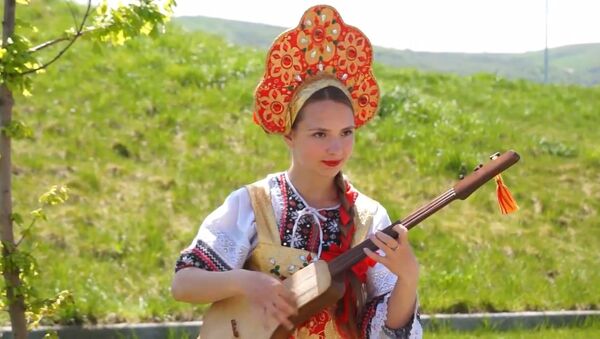 Девушка-оркестр из Бишкека исполняла киргизские народные мелодии на комузе - Sputnik Латвия