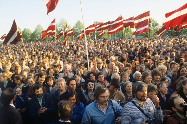 Митинг на берегу Даугавы в поддержку декларации о восстановлении независимости Латвийской Республики, 1990 Митинг на берегу Даугавы в поддержку декларации о восстановлении независимости Латвийской Республики, 1990 - Sputnik Латвия