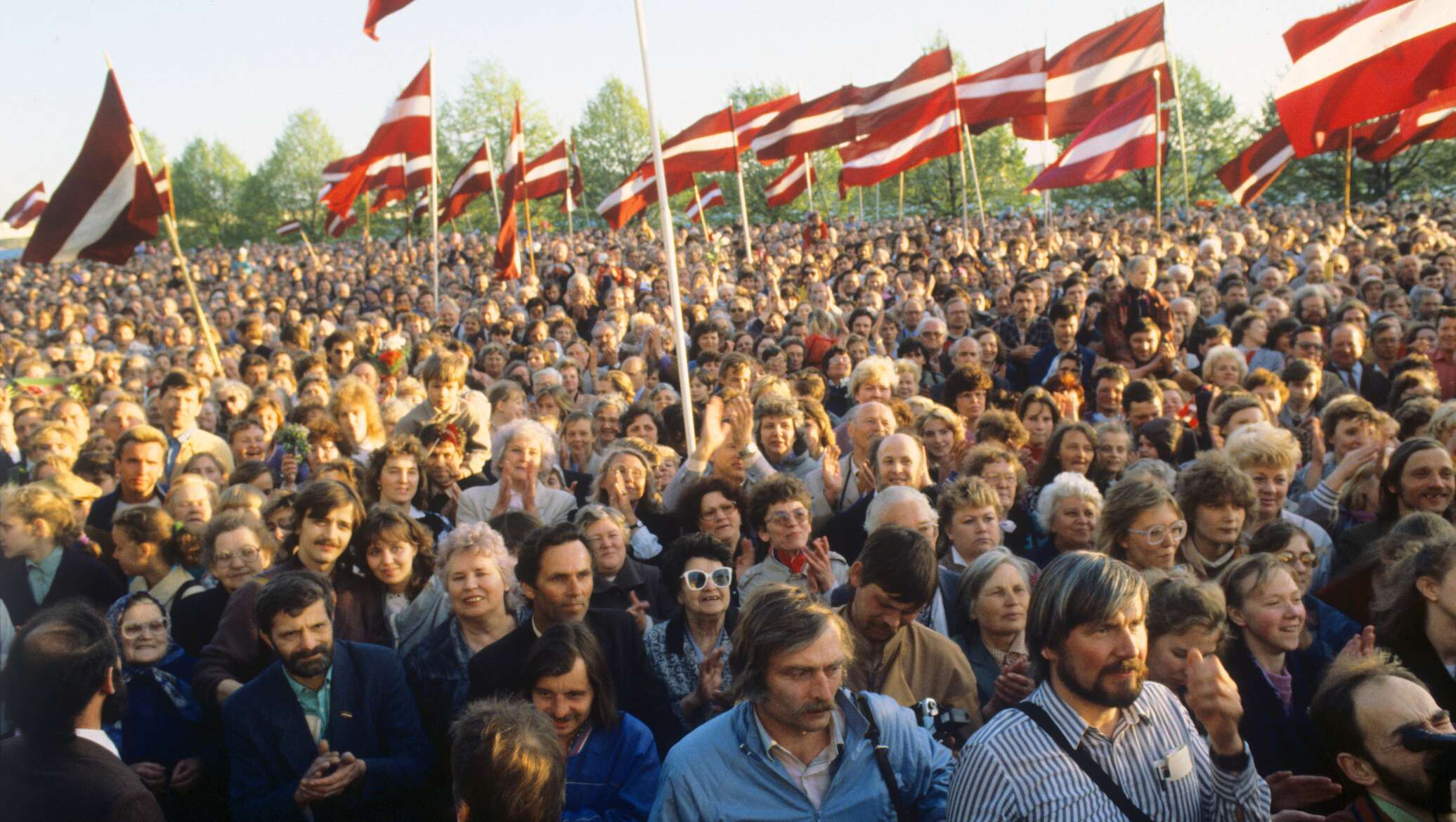 Народно национальное движение. Латвия 1988 народный фронт. Народный фронт Латвии 1990. Независимость Молдавии 1991. Литва независимость 1990.