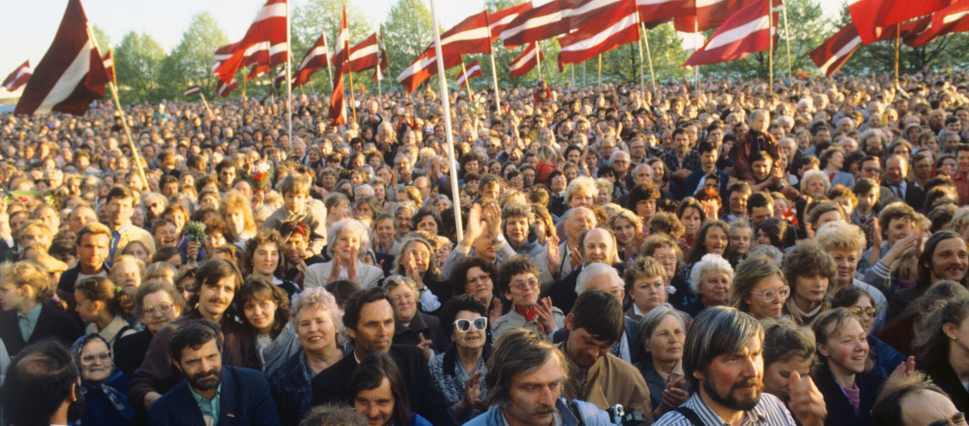 Митинг на берегу Даугавы в поддержку декларации о восстановлении независимости Латвийской Республики, 1990 - Sputnik Latvija, 1920, 05.03.2021