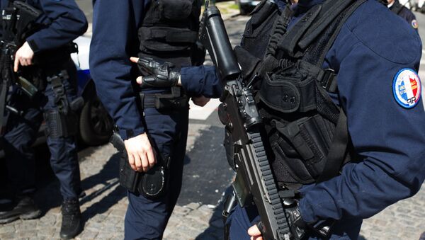 Наряд французской полиции в Париже - Sputnik Латвия