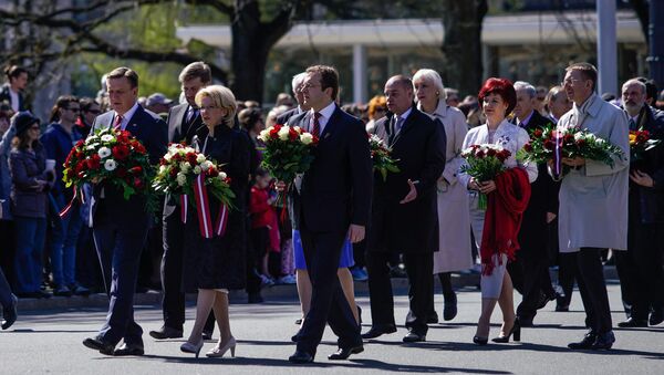 Премьер-министр Латвии Марис Кучинскис и другие официальные лица возлагают цветы к Памятнику Свободы - Sputnik Латвия