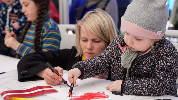 В День восстановления независимости Латвийской республики дети и взрослые рисуют символы Латвии - Sputnik Латвия