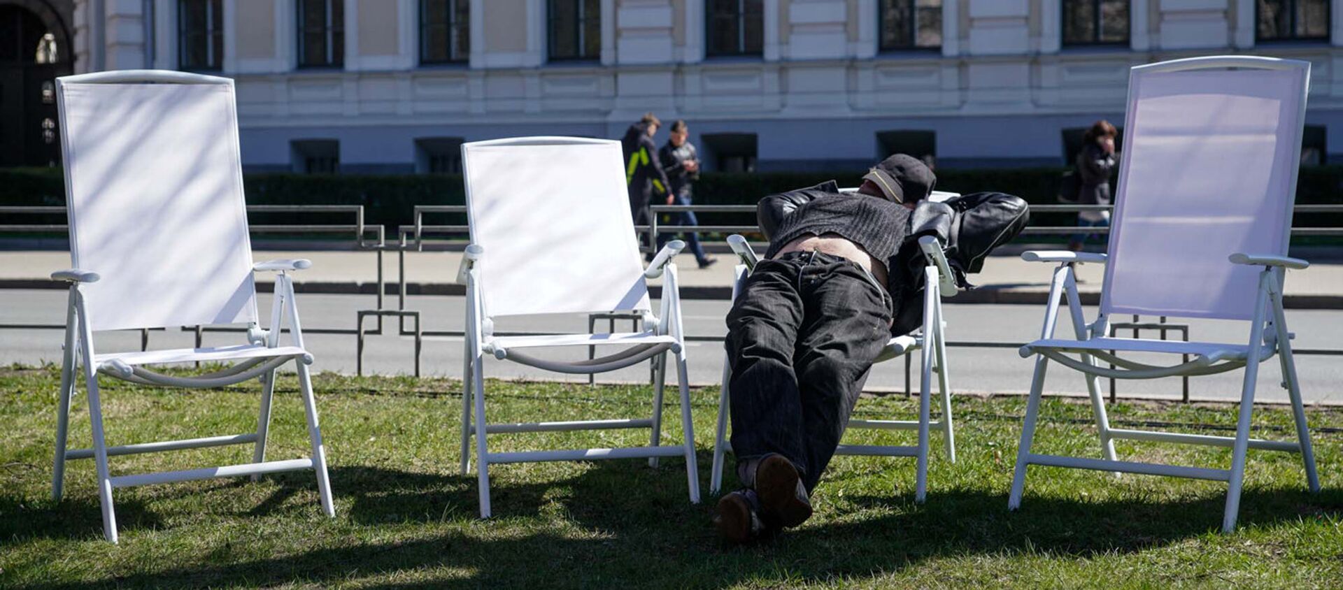 Утомленный праздником рижанин отдыхает на аллее у Кабинета Министров - Sputnik Латвия, 1920, 05.06.2017