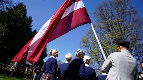 Latviešu tautas kostīmos tērpti mākslinieki ar valsts karogu - Sputnik Latvija