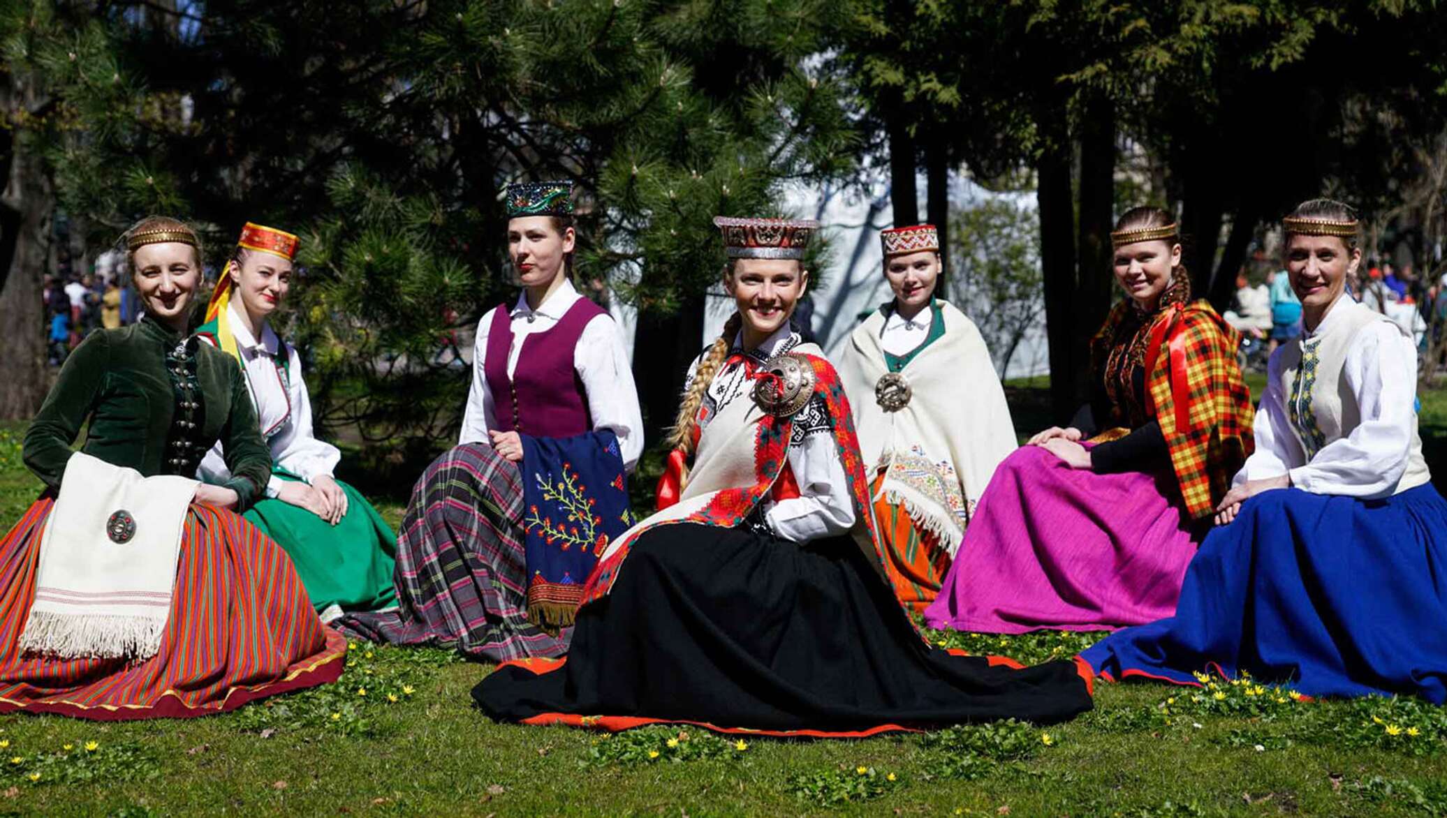 Литовцы. Латыши в России. Латыши в народной одежде на празднике. Игры Латвии. Литовцы в Москве.