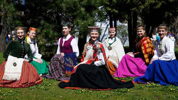 Латвийские девушки в национальных латышских костюмах - Sputnik Latvija