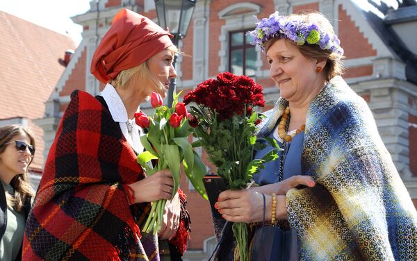 Шествие в национальных костюмах в День восстановления независимости Латвии - Sputnik Латвия