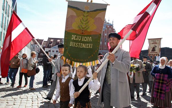 Шествие в национальных костюмах в День восстановления независимости Латвии - Sputnik Латвия
