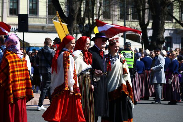 Янис Стрейчс и девушки в национальных костюмах у памятника Свободы - Sputnik Латвия