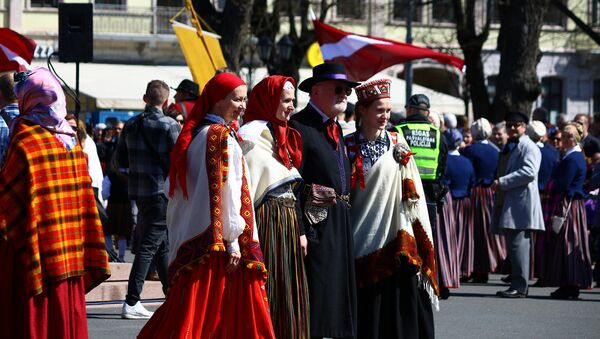 Янис Стрейчс и девушки в национальных костюмах у Памятника Свободы - Sputnik Латвия