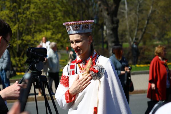 Девушка в национальном костюме На праздничном мероприятии в День восстановления независимости Латвийской Республики - Sputnik Латвия