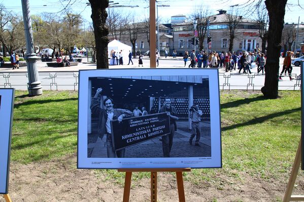 Выставка архивных фотографий событий 1990 года на Эспланаде Выставка архивных фотографий событий 1990 года на Эспланаде - Sputnik Латвия
