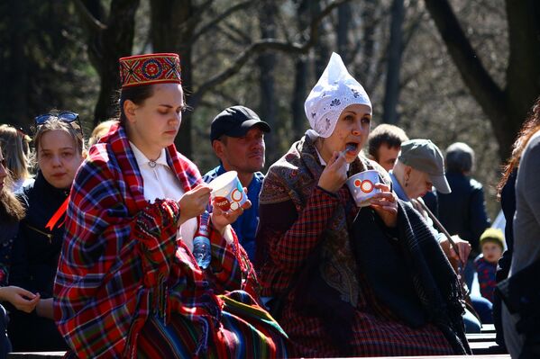 Участники праздника в минуту отдыха - Sputnik Латвия
