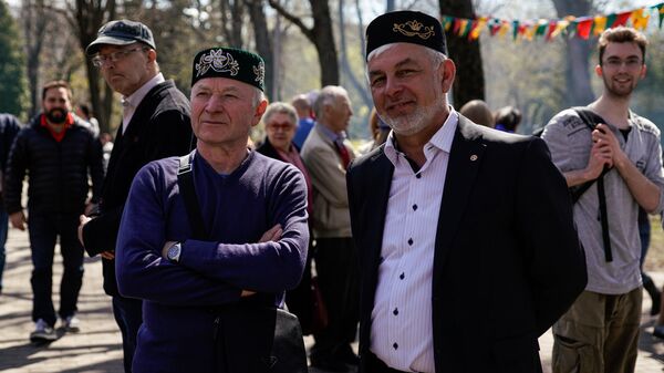 Председатель Латвийского Татаро-башкирского культурного общества Зуфар Зайнуллин (справа) Председатель Латвийского Татаро-башкирского культурного общества Зуфар Зайнуллин (справа) - Sputnik Латвия