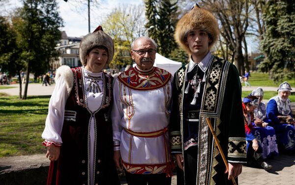 Участники праздничного концерта в национальных костюмах - Sputnik Латвия