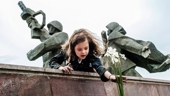 9 Мая в Риге, памятник Освободителям, архивное фото 9 Мая в Риге, памятник Освободителям, архивное фото - Sputnik Латвия