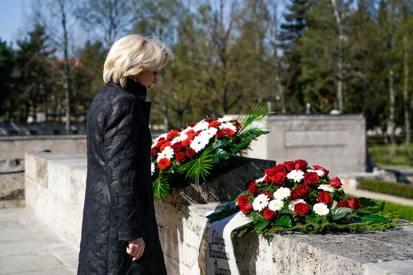 Спикер Латвийского Сейма Инара Мурниеце почтила память погибших Спикер Латвийского Сейма Инара Мурниеце почтила память погибших - Sputnik Латвия
