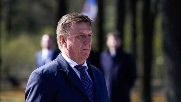 Премьер-министр Латвии Марис Кучинскис замер в минуте молчания - Sputnik Latvija