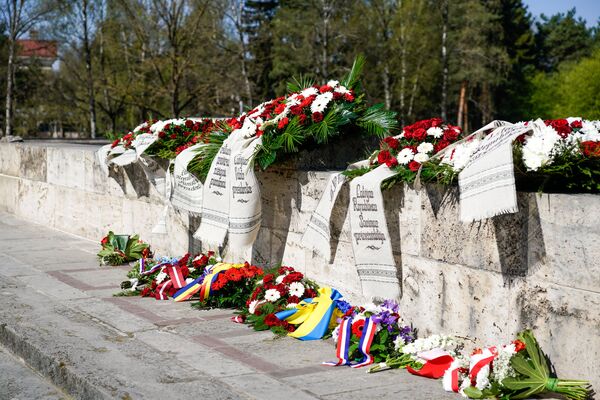 Венки на Братском кладбище Венки на Братском кладбище - Sputnik Латвия