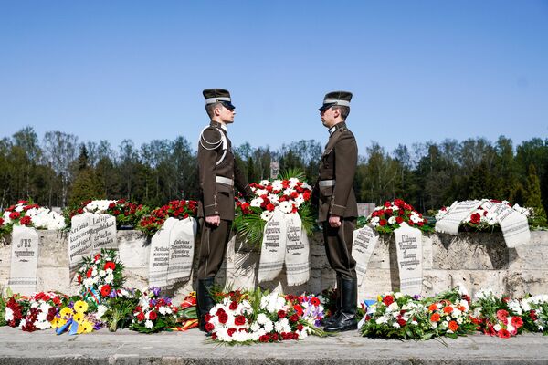 Церемония возложения венков на Братском кладбище в память о погибших воинах Церемония возложения венков на Братском кладбище в память о погибших воинах - Sputnik Латвия