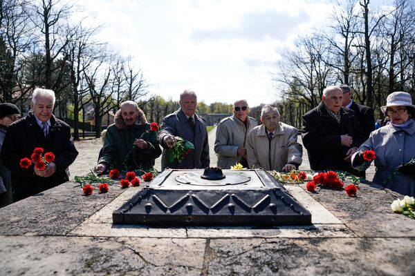 Цветы к Вечному огню на Братском кладбище возложили ветераны 130-го латышского стрелкового корпуса Цветы к Вечному огню на Братском кладбище возложили ветераны 130-го латышского стрелкового корпуса - Sputnik Латвия