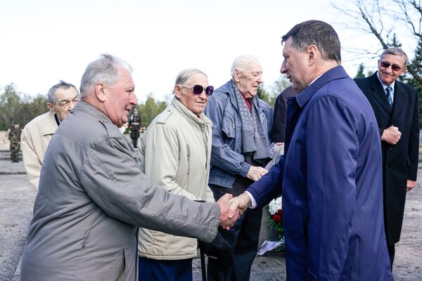 Президент Латвии Раймондс Вейонис поддержал ветеранов 130-го латышского стрелкового корпуса Президент Латвии Раймондс Вейонис поддержал ветеранов 130-го латышского стрелкового корпуса - Sputnik Латвия