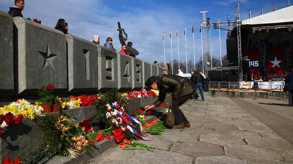 Памятник Освободителям в Риге утром 9 мая - Sputnik Латвия