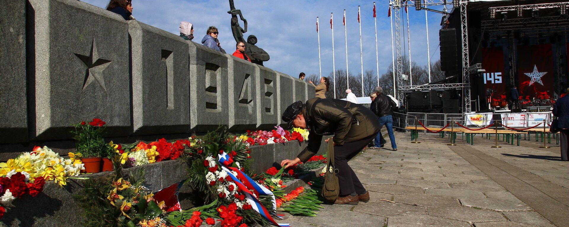 Памятник Освободителям в Риге утром 9 мая - Sputnik Латвия, 1920, 31.03.2022