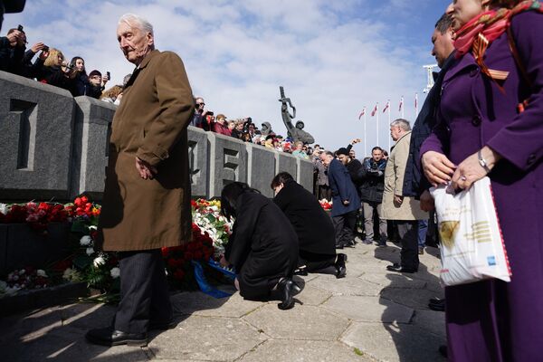Жители Риги возлагают цветы к памятнику Освободителям Жители Риги возлагают цветы к памятнику Освободителям - Sputnik Латвия