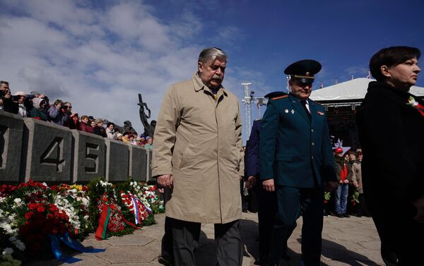 Посол России Евгений Лукьянов и сотрудники Посольства возложили цветы к монументу - Sputnik Латвия
