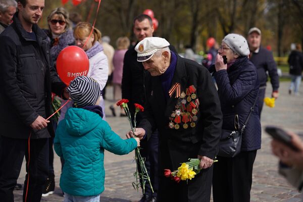 Рига отмечает День Победы у памятника Освободителям Рига отмечает День Победы у памятника Освободителям - Sputnik Латвия