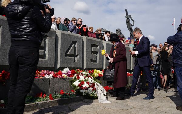 Мэр Риги Нил Ушаков возложил цветы к монументу Освободителям - Sputnik Латвия