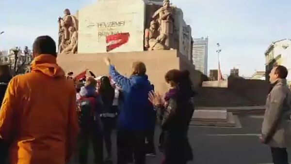 Хоккейные фанаты спели гимн Латвии у памятника Свободы - Sputnik Латвия