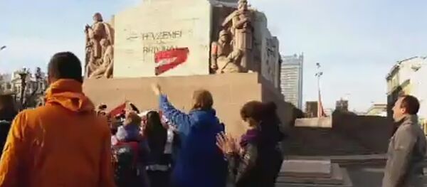 Хоккейные фанаты спели гимн Латвии у памятника Свободы Хоккейные фанаты спели гимн Латвии у памятника Свободы - Sputnik Латвия