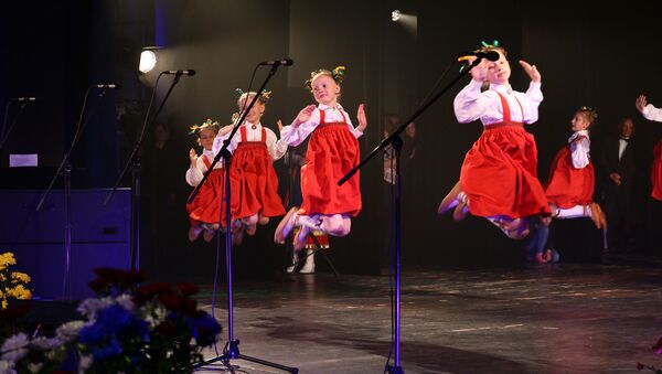 Ансамбль Veja Zirdiņš знает не только латышские народные, но русские народные танцы - Sputnik Латвия