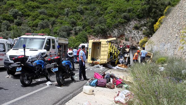Медики и спасатели на месте аварии туристического автобуса в районе Мармариса на трассе Мугла-Анталья на юго-западе Турции, 13 мая 2017 - Sputnik Латвия