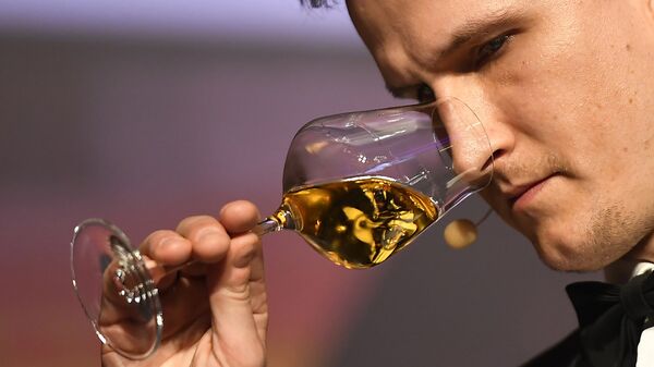 Главный сомелье ресторана Vincents Раймондс Томсонс на конкурсе Sommelier EM 2017 в Вене, Австрия Главный сомелье ресторана Vincents Раймондс Томсонс на конкурсе Sommelier EM 2017 в Вене, Австрия - Sputnik Латвия