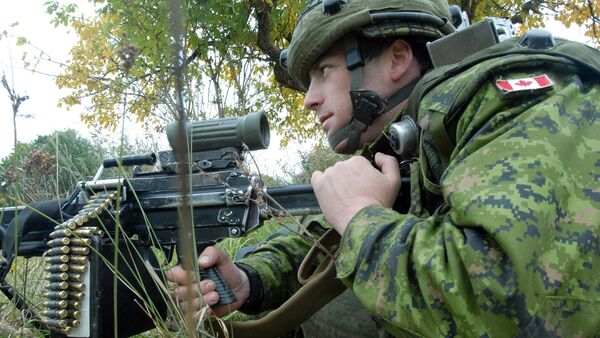 Канадский военнослужащий во время учений - Sputnik Латвия