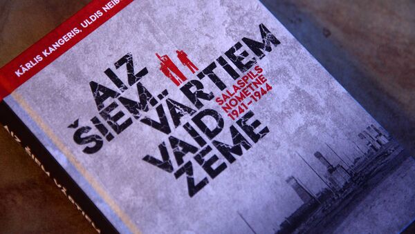 Latviešu vēsturnieku grāmata Aiz šiem vārtiem vaid zeme. Salaspils nometne: 1941-1944 - Sputnik Latvija