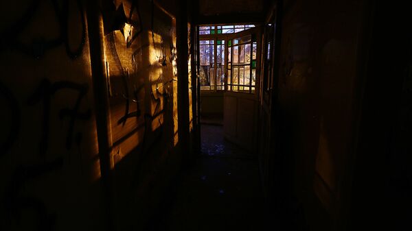 Городские огни, заброшенная больница на улице Эзермалас в Межапарке Городские огни, заброшенная больница на улице Эзермалас в Межапарке - Sputnik Латвия