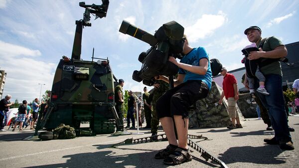 Житель Паневежиса изучает противовоздушную установку RBS70 Житель Паневежиса изучает противовоздушную установку RBS70 - Sputnik Латвия