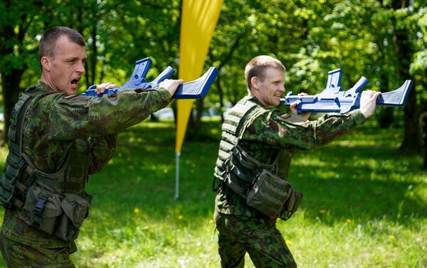 Военнослужащие Литовской армии выполняют упражнение с макетом автомата - Sputnik Латвия