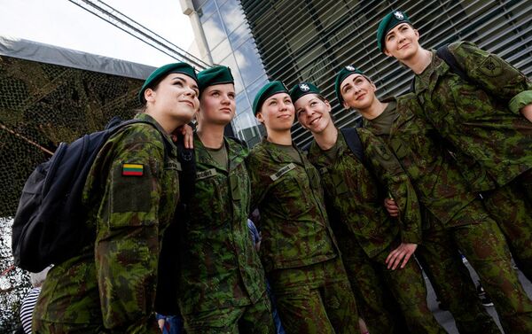 Девушки военнослужащие армии Литвы - Sputnik Латвия