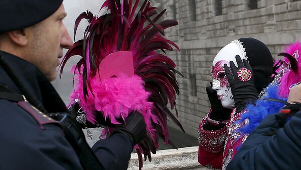 Участников карнавала просят снимать маски на входе на площадь Сан Марко в Венеции - Sputnik Латвия
