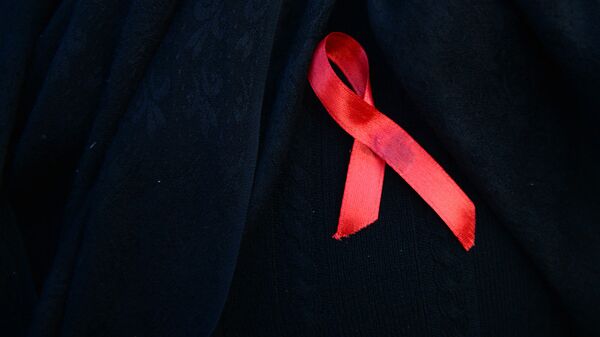 Красная лента — символ борьбы со СПИДом - Sputnik Latvija
